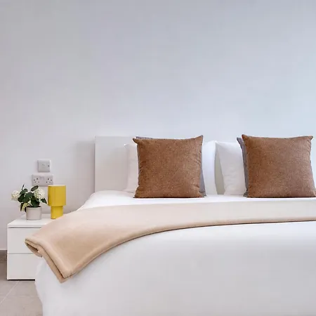 Paceville St Julians King Bed Wifi By Beyond Air Lejlighed