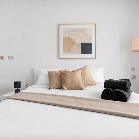 Paceville St Julians King Bed Wifi By Beyond Air Lejlighed