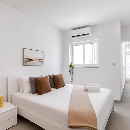 Paceville St Julians King Bed Wifi By Beyond Air Lejlighed